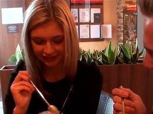 Вруће анално јебање у јавном тоалету