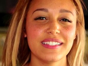 Grosse blonde avec un gros cul baisant en POV. Une grosse blonde avec