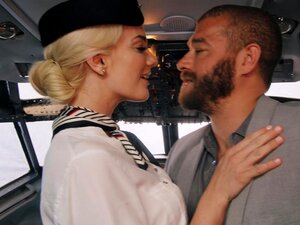 Kenna James trifft sich mit dem Piloten