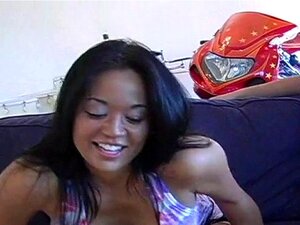 Asiatische Babe mit großen Titten Mia Lelani