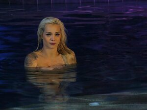 Tätowierte MILF fickt süßes Mädchen am Pool - Monique Alexander,