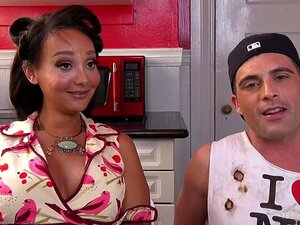 TS Hotty Sunshyne Monroe lässt ihre Klempner das pochende Rohr leer