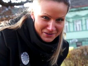 Verführerische Tussi Holly bekommt intimen Sex mit einem wildfremden
