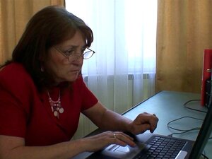 Стара црвенокоса канцеларијска бака