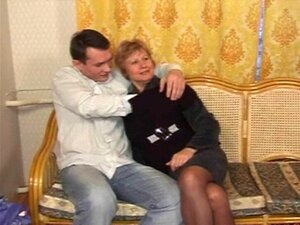 Süße hübsche Mama mit hängenden Titten und Typ