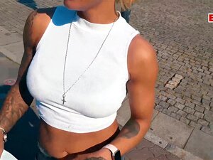 Deutsches blondes Fitness-Tattoo-Doxy hat auf der Straße zugeschlagen