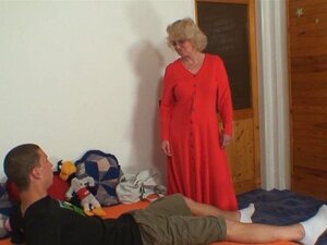 Frau erwischt lüsterne Mama, wie sie auf seinem Schwanz reitet