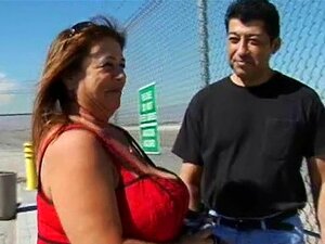 Typ knallt heiße Fettpuppe hart. Schmutzige fette Schlampe wird von