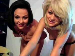 Zwei heiße Amateur-Babes zeigen ihre sexy Körper online, zwei geile