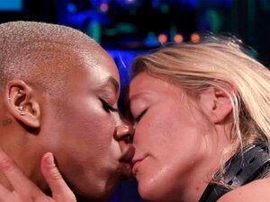 Eebenpuu piiskaa blondin jousitussa. Isotissinen alt eebenpuinen