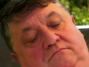 Während er sich sonnte, kam eine sexy Süße, um sich um seinen