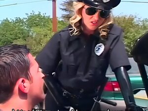 Uniformierte Polizistin fickt in Latexunterwäsche