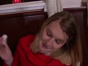 Echte Freundin bekommt in der Öffentlichkeit Oralsex. Echte