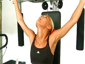 sportliche Blondine mit kleinen Titten im Fitnessstudio