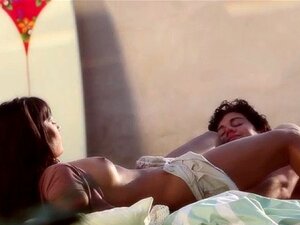 La diva esotica ottiene un orgasmo bollente. Ragazza vivace con tette