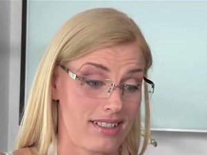 MILF Daryl opettaa kaveria antamaan nautintoa. MILF Daryl Hannah antaa