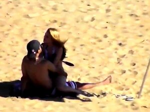 Voyeur findet ein geiles Amateurpaar beim Sex am Strand