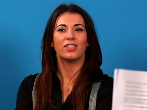 Herrin lacht über Wichser. Bekleidete Herrin lacht über nackten