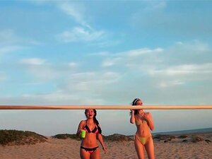 Drei heiße Bikini-Babes Alana Rains und Emily Kae und Saber feiern