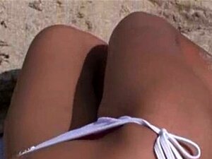 Mijn Aziatische meid speelt op het strand