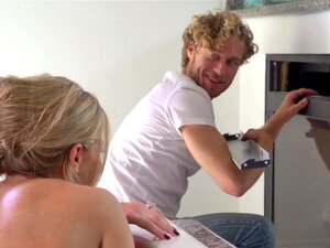 Eine reiche Schlampe mit einem schweren Juckreiz. Ihr Ehemann kann es