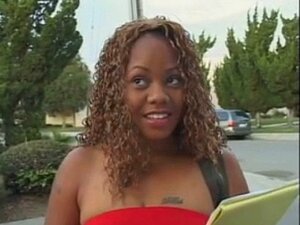 Geile schwarze Tussi lutscht den Schwanz eines schwarzen Kerls und