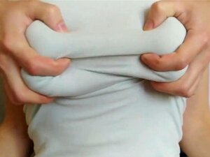Zerrissenes Gewand, um natürliche große Titten zu lutschen. Geile