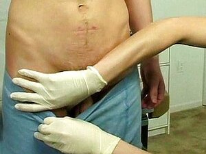 Enger Arzt fingert seinen Arsch