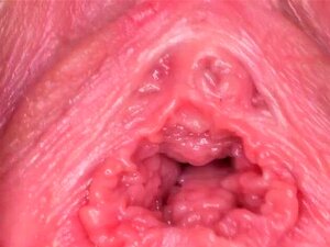 Wunderschöner tschechischer Looker öffnet einen rasierten Schlitz.