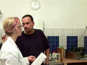 Stiefvater verführt Stieftochter zum Ficken in der Küche