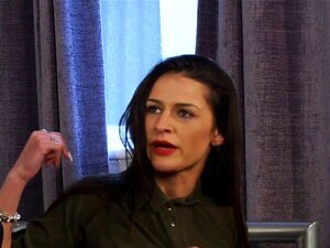 Dominas lachen über Sissy. Dessous-bekleidete Dominas lachen über