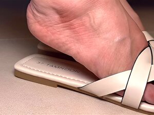Sandalen Footjob schieben und mit einer riesigen Ladung Sperma