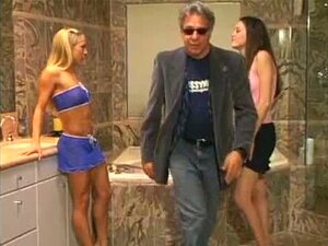lesbienne dans la salle de bain