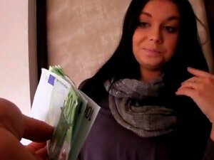 Busige Amateur-Euro-Schlampe mit schwarzen Haaren, Vikky, wird für