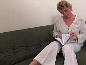 Geile blonde Hausfrau und ihr Spielzeug