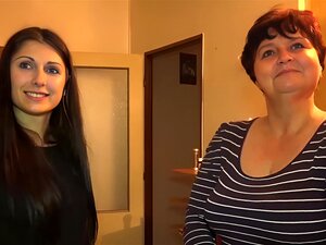 Alte Oma und süßes Mädchen mit ihrem alten Freund ficken zusammen