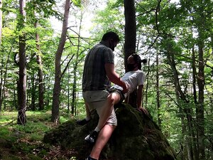 Outdoor-Sex in einem wilden Wald !!!
