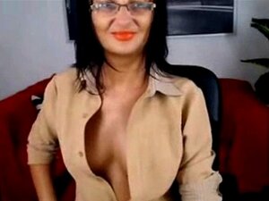 Una matura gilf calda si masturba la figa della nonna. Una matura gilf