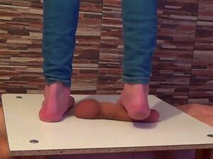 Barfüßiger Schwanz und Eier Trampeln Zerquetschen