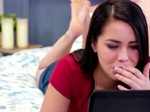 Stiefmutter London River leckt ihre Stieftochter Alina Lopez. Als MILF