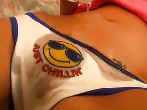 Asiatische Amateurin nässt ihre Höschen