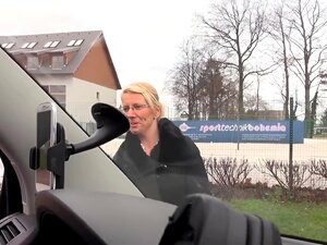 Luci Hotty auf dem Parkplatz mit dem Zuchtbus abgeholt