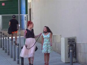 Liten slav gangbangas i repfjädring. Lockad och kopplad lockig