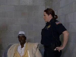 Ein Paar weißer Polizisten *** Schwarze Männer sehen sich ihre