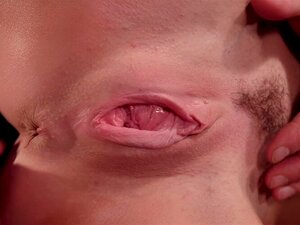 Busige Sklavin spritzt anal mit Spielzeugen und Bondage. Gewürgte