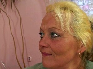 Стара плавуша курва добија батине