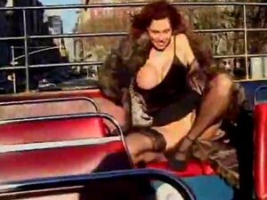 Klassisk storpuppet cougar som banker inn og ut