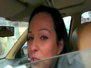 Fahrerin Natali Blue rammt im Taxi für Geld