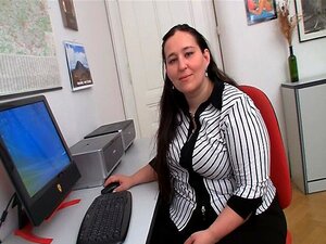 Fette Büro-Babe muss ihren Kunden ficken