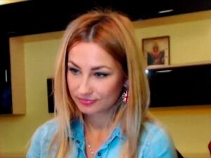 Лепа врућа плавуша цам беба